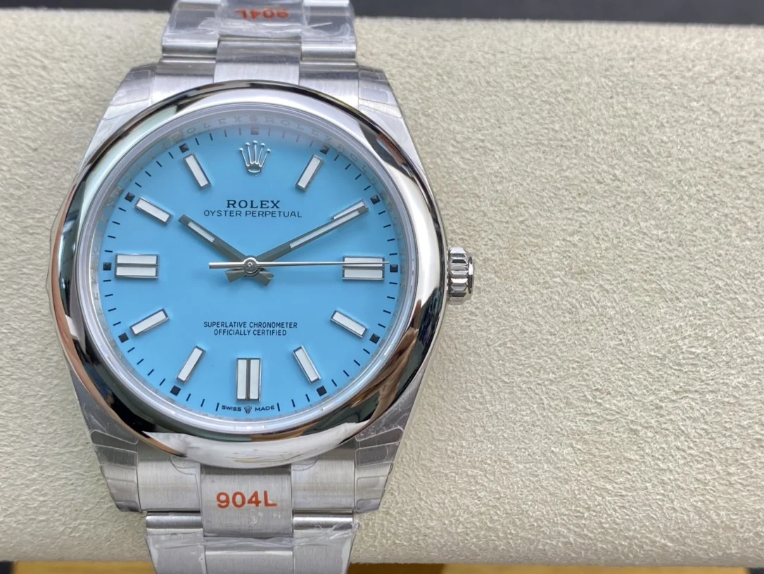 Rolex Oyster Perpetual 41 Ref: 124300 1 4d39d6_8832894d4a2945d1888bf20eb731856cmv2-1.webp