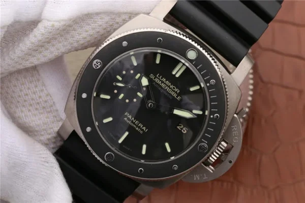 Panerai Luminor Submersible PAM389 product image 2
