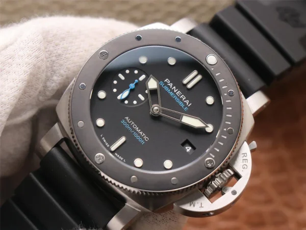 Panerai Luminor Submersible PAM 683 product image 2
