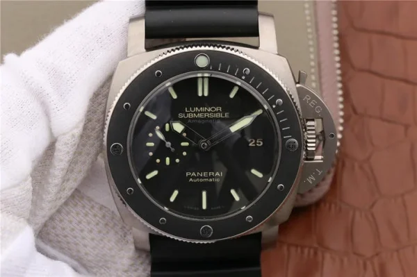Panerai Luminor Submersible PAM389 product image 1
